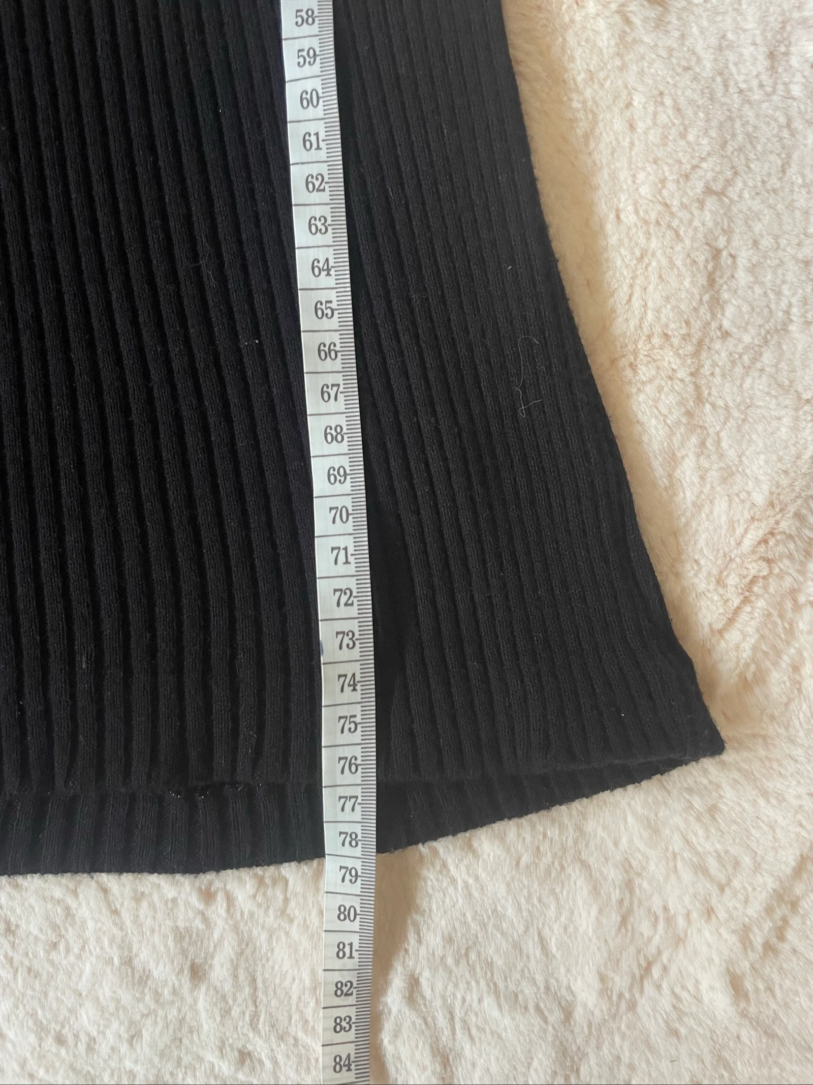 Zwart gebreid jurk met ribpatroon – photo 4